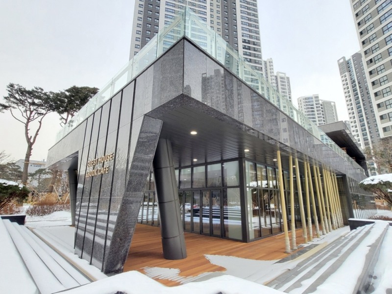 SK건설은 경기 ‘과천 위버필드’ 아파트의 주민공동시설(게스트하우스, 북카페)이 국내 제로에너지건축물 1등급을 인증 받았다고 14일 밝혔다./ 사진제공 = SK건설