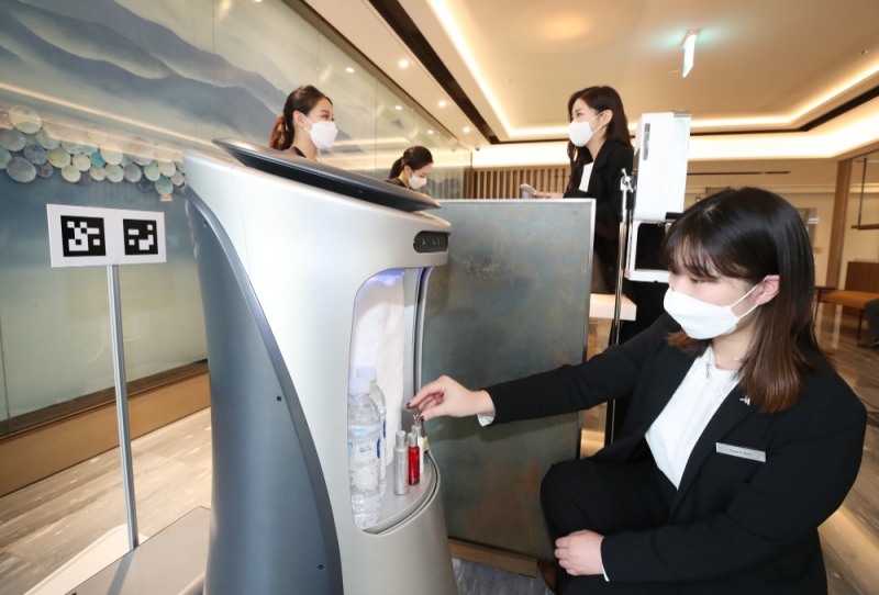 대구 메리어트 호텔&레지던스에서 직원들이 KT AI 호텔로봇을 사용하고 있다. 사진=KT