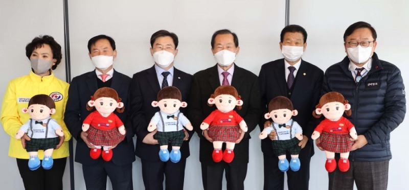 임성훈 DGB대구은행장(가장 오른쪽)이 AI 로봇을 대한적십자사 대구지사에 후원했다. /사진=DGB대구은행