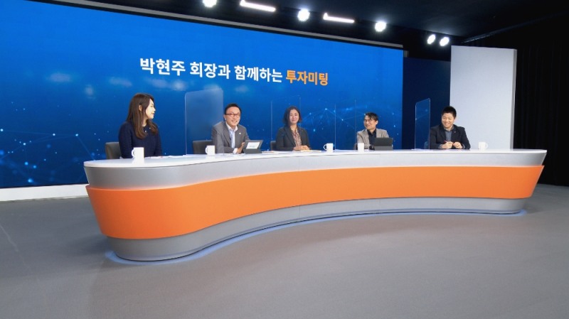 박현주 미래에셋 회장(왼쪽 두번째)이 14일 미래에셋대우 유튜브 채널 '스마트머니'에 출연해 투자전략을 전하고 있다. / 사진제공= 미래에셋대우(2021.01.14)