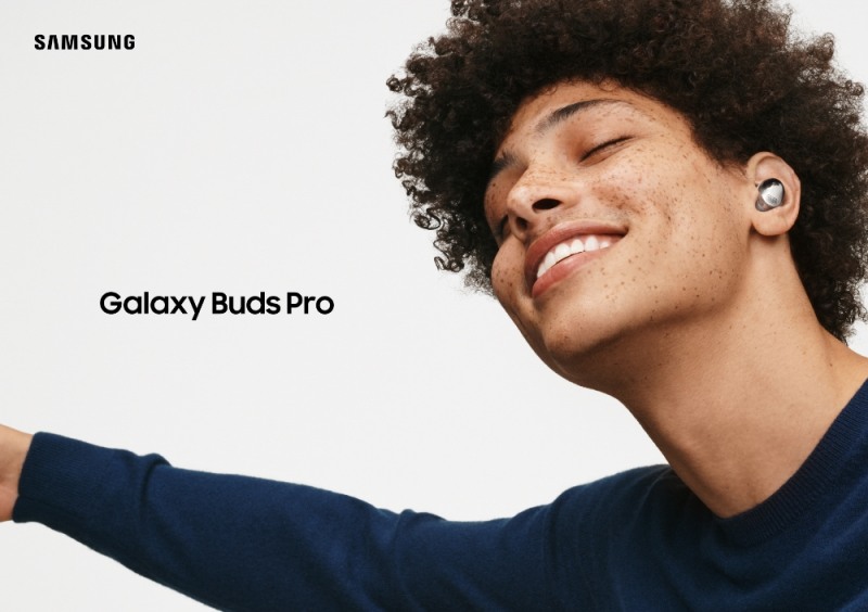 삼성 '갤럭시 버즈 프로'를 사용하고 있는 모습. 사진=삼성전자