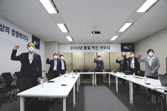 ▲ DL이앤씨 이규성 주택사업본부장(왼쪽 첫 번째)과 임직원들이 품질혁신 선포식을 진행하고 있다. 사진 = DL이앤씨