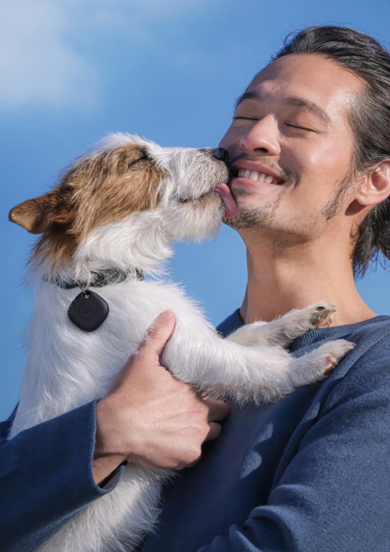 반려견의 하네스에 스마트태그를 부착하면, 산책 중 놓쳐도 빠르게 찾을 수 있다. 사진=삼성전자