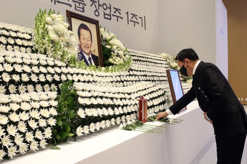 롯데 신동빈 회장이 18일 오전 롯데월드타워에 마련된 제단에 헌화를 하고 있다. / 사진제공 = 롯데지주