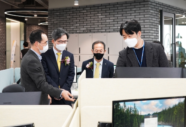 민기식 푸르덴셜생명 대표이사 사장(왼쪽 두번째)과 양종희 KB금융지주 부회장(왼쪽 세번째)이 푸르덴셜생명의 스마트오피스를 둘러보고 있다. / 사진 = 푸르덴셜생명