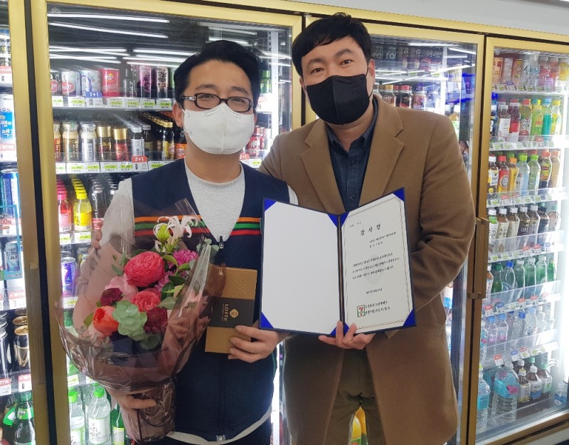 김규범 역삼타운점 경영주에게 이정한 세븐일레븐 강남지사장이 감사장 전달 후 기념촬영을 하고 있다. / 사진제공=코리아세븐