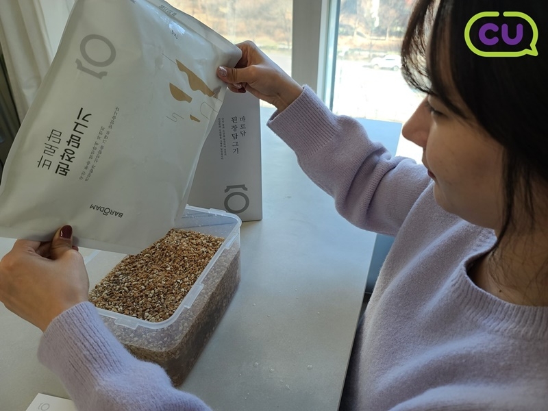 된장 담그기 키트 제작 모습. / 사진제공 = BGF리테일