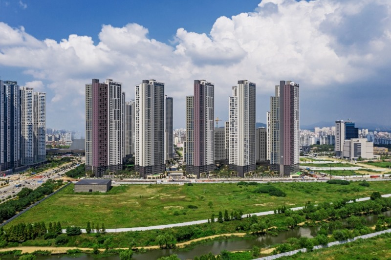 자이(Xi) 색채매뉴얼 중 주동입면 색채 디자인 기준에 따라 색상과 패턴이 적용된 일산 킨텍스 원시티 전경 / 사진=GS건설