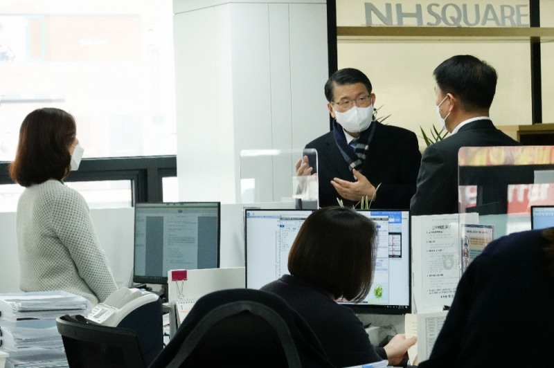 은성수 금융위원장이 기업은행 공덕동 지점을 방문해 설명을 듣고 있다./사진=금융위원회