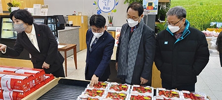 ▲사진 왼쪽부터 김포농협 김명희 조합장, 농협경기지역본부 정용왕 본부장, 김포파주인삼농협 조재열 조합장(농협중앙회 이사).