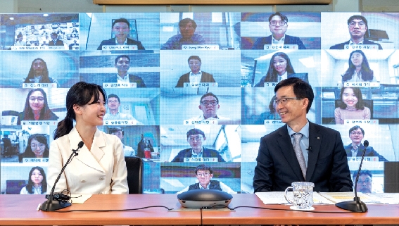 ▲ 방문규 수출입은행장(오른쪽)이 지난해 취임 1주년을 맞아 타운홀미팅을 개최했다. 사진 = 수출입은행