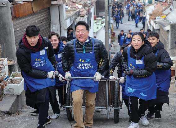 ▲ 지난해 1월 2일 정지선 현대백화점그룹 회장(가운데)이 서울 노원구 중계본동 백사마을에서 임직원들과 손수레를 이용해 연탄을 배달하고 있다. 사진 = 현대백화점그룹