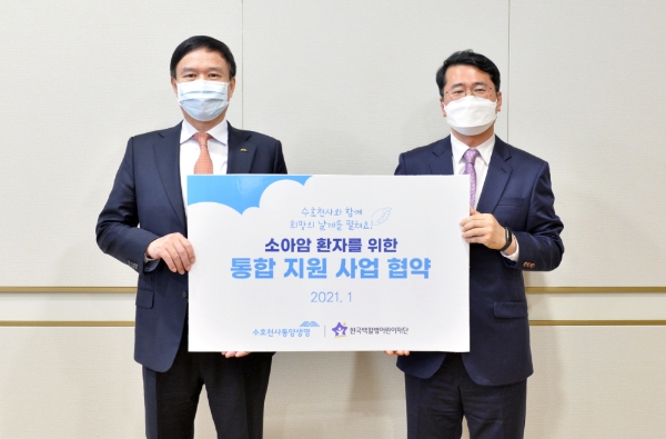 뤄젠룽 동양생명 사장(왼쪽)과 서선원 한국백혈병어린이재단 사무총장(오른쪽)이 기념촬영을 하고 있다. / 사진 = 동양생명