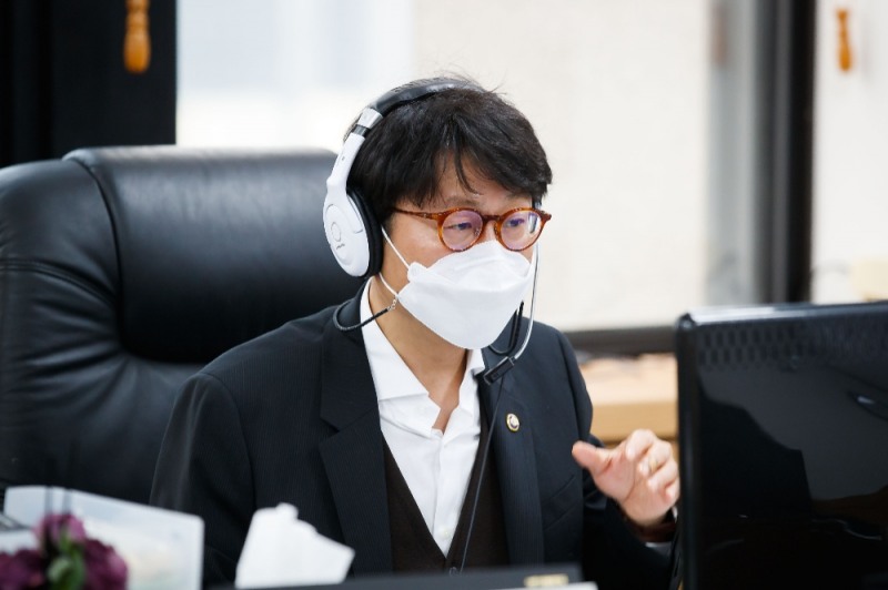 도규상 금융위원회 부위원장이 26일 서울 종로구 정부서울청사에서 금융리스크 대응반 회의를 비대면 화상회의로 진행하고 있다./사진=금융위원회(2021.01.26)