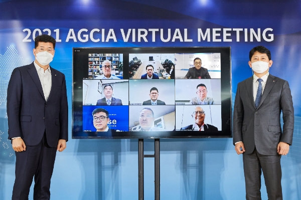 26일 종로구 SGI서울보증 본사에서 아시아보증·신용보험협회(AGCIA) 유광열 협회장(맨 오른쪽)이 2021 AGCIA 화상회의 기념사진을 찍고 있다. / 사진 = SGI서울보증