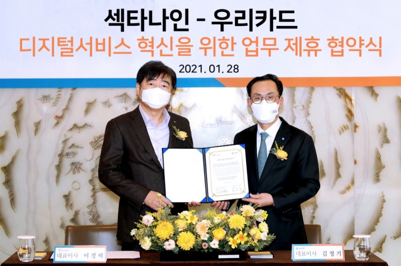 김정기 우리카드 사장(왼쪽)과 이경배 섹타나인 대표이사(오른쪽)가 지난 28일 공동 마케팅 추진을 위한 전략적 업무협약을 체결했다. /사진=우리카드