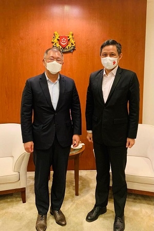 정의선 현대차그룹 회장(왼쪽)과 찬충싱 싱가포르 통상산업부 장관. 출처=찬충싱 장관 페이스북.