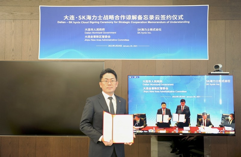 (좌측 첫번째) 노종원 SK하이닉스 경영지원담당 부사장, (세번째) 다롄시 진푸신취 관리위원회 여동승(吕东升) 부주임, (네번째) 진궈웨이 다롄시 부시장. 사진=SK하이닉스