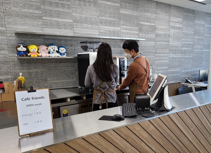 JT친애저축은행이 지난해 12월 서울시 중구 을지로 파인에비뉴 빌딩으로 이전하면서 16층과 17층에 카페테리아를 마련했다. /사진=JT친애저축은행