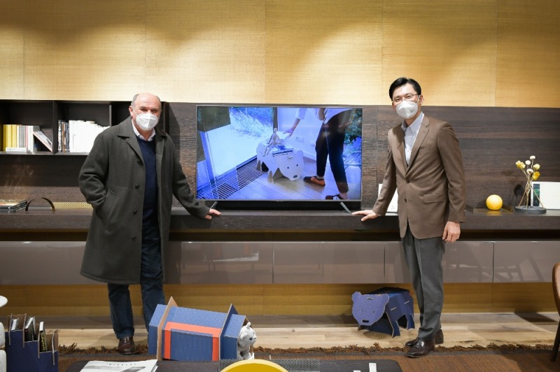임성택 삼성전자 이탈리아 법인장 전무(오른쪽)와 오스카 파리네티 '그린피' 대표(왼쪽)가 '그린피(Green Pea)' 쇼핑몰에 설치된 삼성전자 에코패키지 상설 전시장에서 양사의 협력을 기념하고 있다. 사진=삼성전자