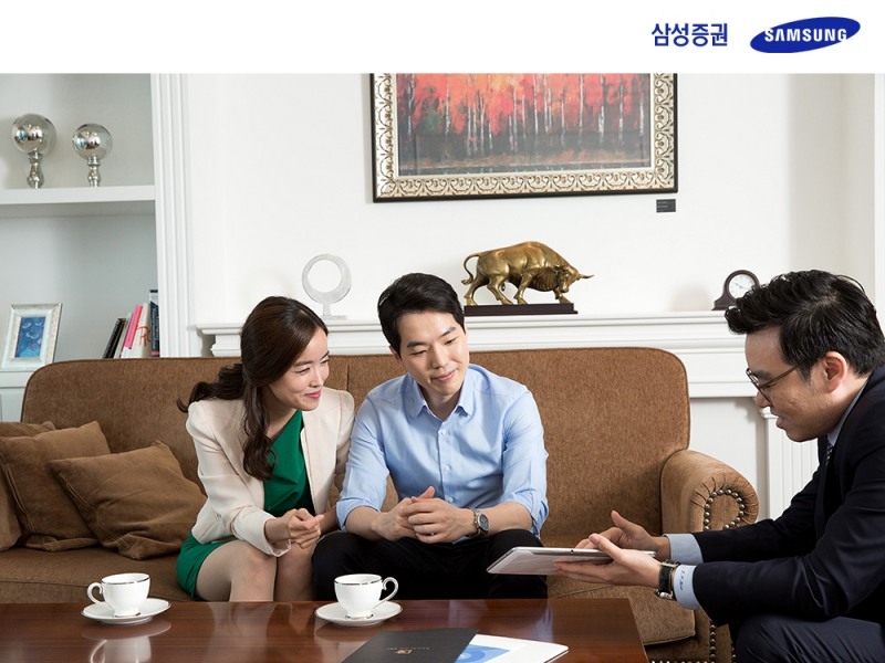 삼성증권 직원이 고객 투자상담을 진행하는 모습 / 사진제공= 삼성증권