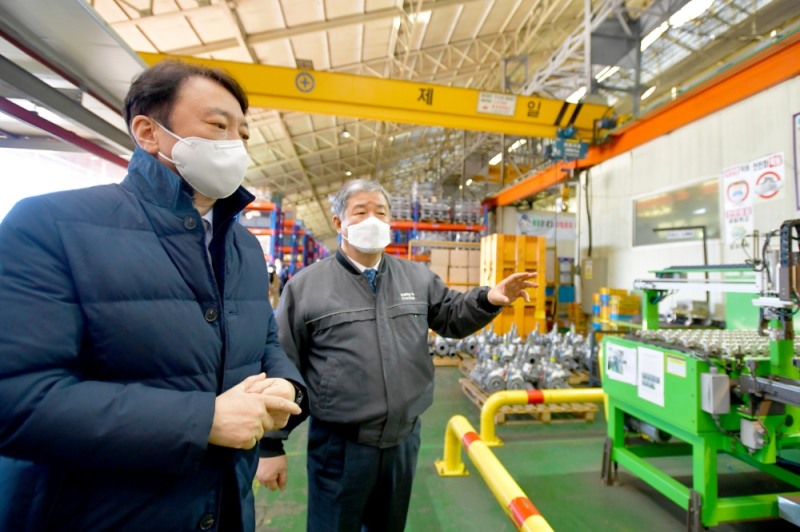권준학(왼쪽) NH농협은행장이 4일 대전 대덕구 소재 삼진정밀을 방문해 정태희 대표로부터 설명을 듣고 있다./사진=NH농협은행