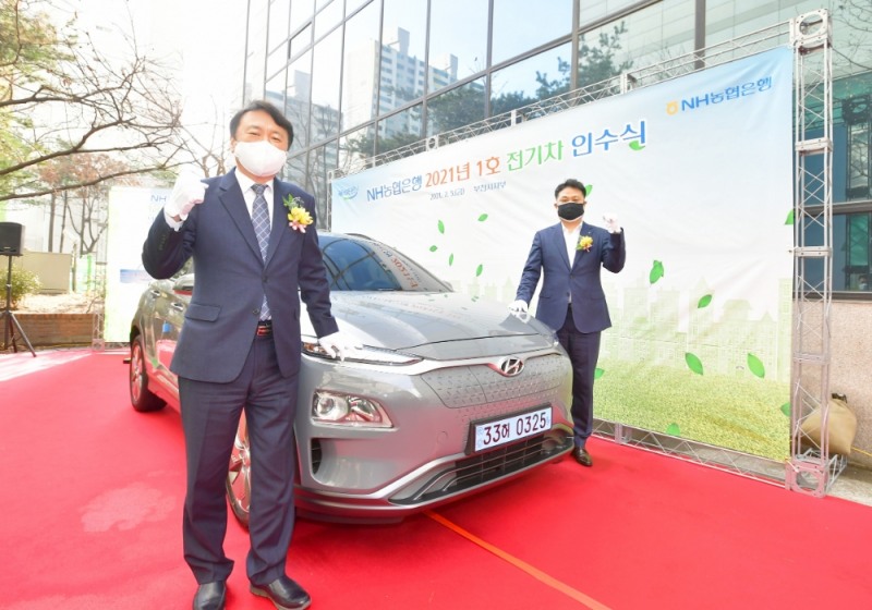 NH농협은행은 부천시지부에 지난 5일 2021년 1호 업무용 전기차를 도입했다고 7일 밝혔다./사진=NH농협은행