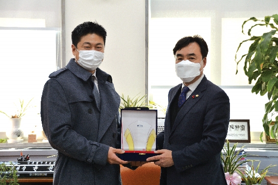 ▲ 류영준 핀테크산업협회장(왼쪽)이 윤관석 정무위원장에게 공로패를 전달하고 있다. 협회는 윤관석 정무위원장이 전자금융거래법 개정안을 대표 발의 하는 등 대한민국 디지털 금융 혁신을 위한 의정활동을 펼쳤다며 공로패를 전달했다. 사진 = 핀테크산업협회