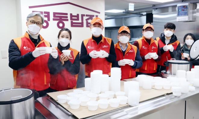 조경목 SK에너지 사장은 지난 5일 ‘명동밥집’ (천주교 서울대교구에서 운영하는 무료 급식소) 봉사활동에 참여했다. 사진=SK이노베이션.