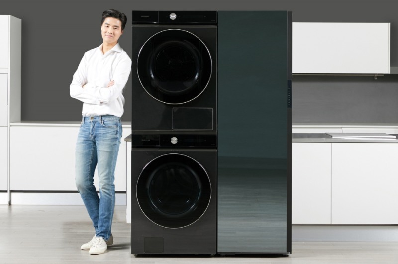 '뉴 그랑데 AI' 세탁기(왼쪽 하단)·건조기(왼쪽 상단) 신제품과 비스포크 에어드레서(오른쪽). 사진=삼성전자