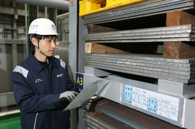 현대제철이 극저온에도 견딜 수 있는 강종을 신규 개발해 이를 LNG(액화천연가스)추진선에 공급한다. 사진=현대제철.