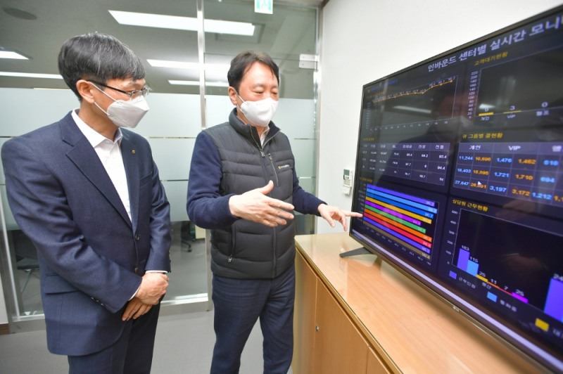 권준학(오른쪽) NH농협은행장이 지난 8일 서울 용산에 위치한 고객행복센터를 방문해 설 연휴 비상근무체계 시스템에 대한 설명을 듣고 있다./사진=NH농협은행