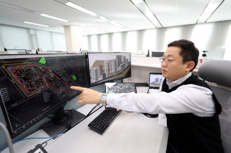 대우건설 직원이 4D 스마트모델링 프로그램을 설명하고 있다. / 사진=대우건설