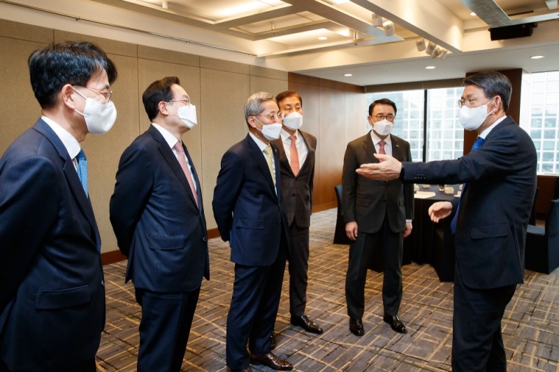 은성수 금융위원장이 16일 서울 중구 은행연합회관에서 5대 금융지주 회장들과 인사를 하고 있다. (왼쪽부터) 손병환 농협금융지주 회장, 손태승 우리금융지주 회장, 윤종규 KB금융지주 회장, 김정태 하나금융지주 회장, 조용병 신한금융지주 회장./사진=금융위원회(2021.2.16)