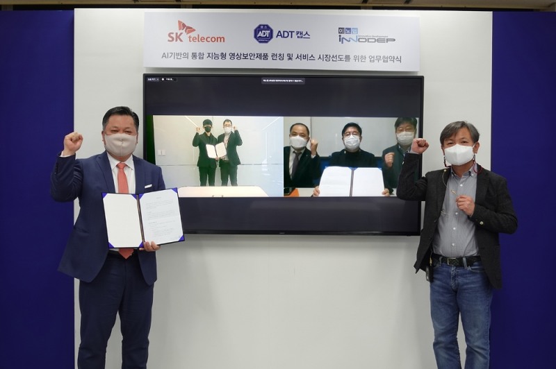 이성진 이노뎁 대표(사진 앞 왼쪽)와 이종민 SK텔레콤 CO장(왼쪽 모니터 화면 내 좌측), 김영주 ADT캡스 본부장 (오른쪽 모니터 화면 내 가운데)이 'AI 기반 지능형 영상분석 솔루션 사업화'를 위한 3사 협력을 체결했다.