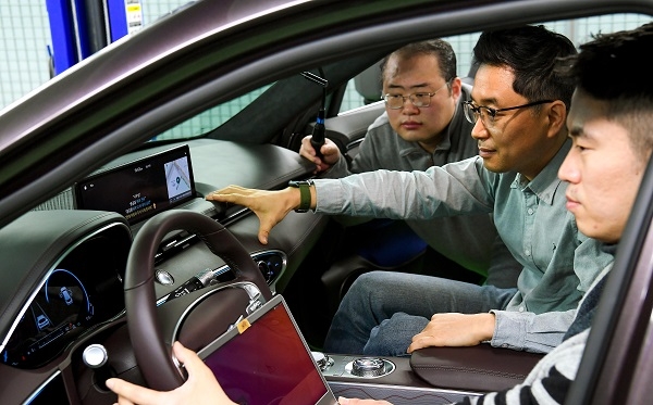 현대자동차그룹 연구원들이 '커넥티드 카 인공지능 음성인식 기술'을 자동차에서 테스트하고 있다. 사진=현대차그룹.