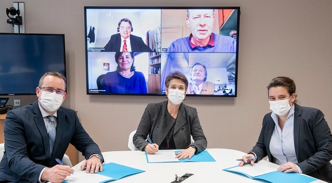 (왼쪽부터)미쉐린그룹 샌더 버뮬렌 부사장, 소니아 아티니안 프레두 수석부사장, 노에미 아쎄나 부사장. (화상화면 좌상단 시계방향으로) 엔바이로 토마스 소렌슨 CEO, 어반 폴커 CFO, 알프 플룸비스트 이사회 회장, 니나 맥퍼슨 이사회 위원. 사진=미쉐린그룹.