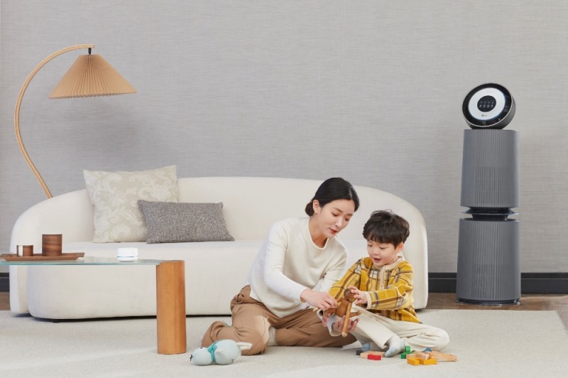 LG 퓨리케어 360˚ 공기청정기 알파(사진 오른쪽)를 사용하고 있다. 사진=LG전자
