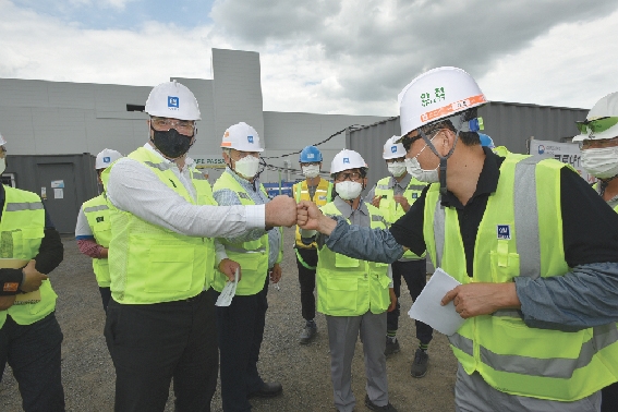 ▲ 카허 카젬 한국GM 사장(왼쪽)이 2020년 7월 1일 창업 사업장 내 도장공장 공사 현장을 방문 점검하며 직원들을 격려하고 있다. 사진 = 한국GM
