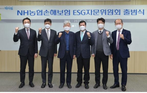 (사진 왼쪽부터)임대웅 유엔환경계획 한국대표, 조봉순 서강대 교수, 장지인 CDP(탄소정보공개프로젝트) 한국위원장, 김이배 NH농협손해보험 이사회 의장, 정광화 강원대 교수, 최창수 NH농협손해보험 대표이사가 출범식 후 기념촬영을 하고 있다. / 사진 = NH농협손해보험