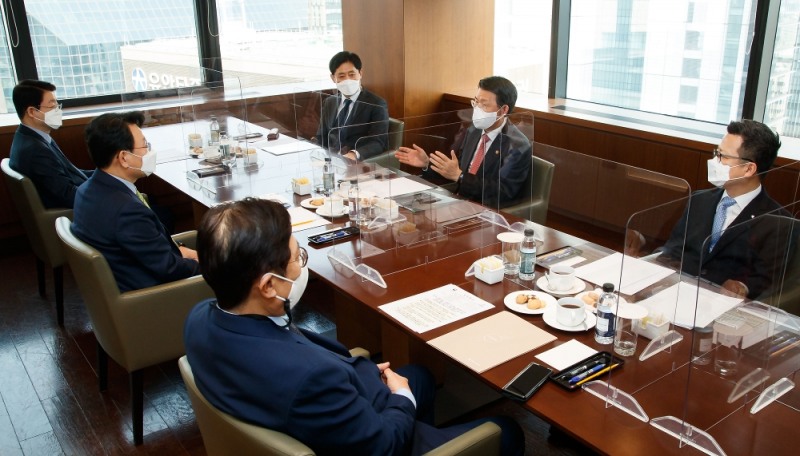 은성수 금융위원장이 22일 서울 중구 은행연합회관에서 금융협회장 간담회를 진행하고 있다. (왼쪽부터 아래부터 시계방향으로) 박재식 저축은행중앙회장, 김광수 은행연합회장, 정희수 생명보험협회장, 김주현 여신금융협회장, 은성수 금융위원장, 정지원 손해보험협회장./사진=금융위원회