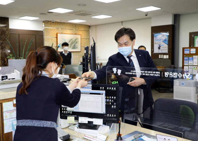 취임 100일을 맞은 김진균 수협은행장이 지난 2월 초, 설명절을 앞두고 전남‧경남지역 영업점을 찾아 직원들의 생생한 목소리를 들었다. 김진균 행장이 경남진주지점을 찾아 직원들에게 선물을 전달하고 있다. /사진=Sh수협은행 제공