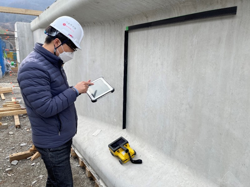 덕트 매설 위치 GPR탐사. / 사진제공 = 롯데건설