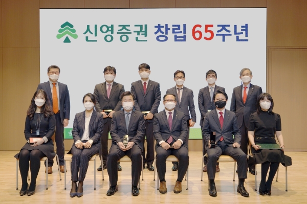 ▲신영증권 창립 65주년 기념식에서 우수 부서∙직원 대표 수상자들이 기념촬영을 하고 있다./ 사진=신영증권