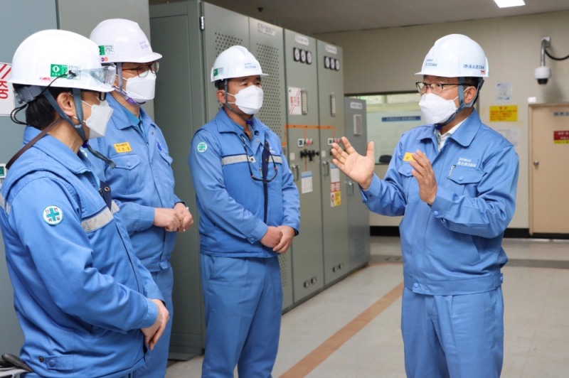 포스코O&M 김정수 사장이 품질 서비스 향상을 위해 직원들과 시설을 점검하며 소통하고 있다.