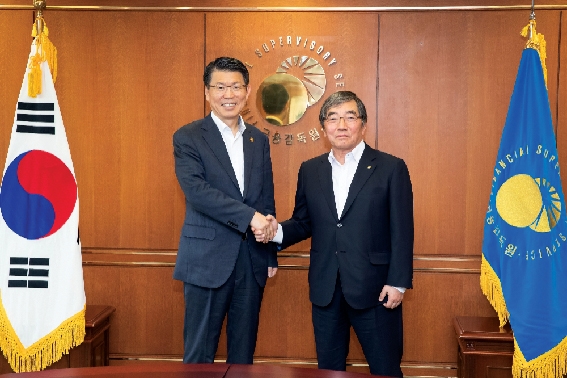 ▲ 지난 2019년 은성수 금융위원장(왼쪽)이 여의도 금융감독원 민원센터를 방문해 윤석헌 금융감독원장(오른쪽)과 면담했다. 사진=금융위원회 제공