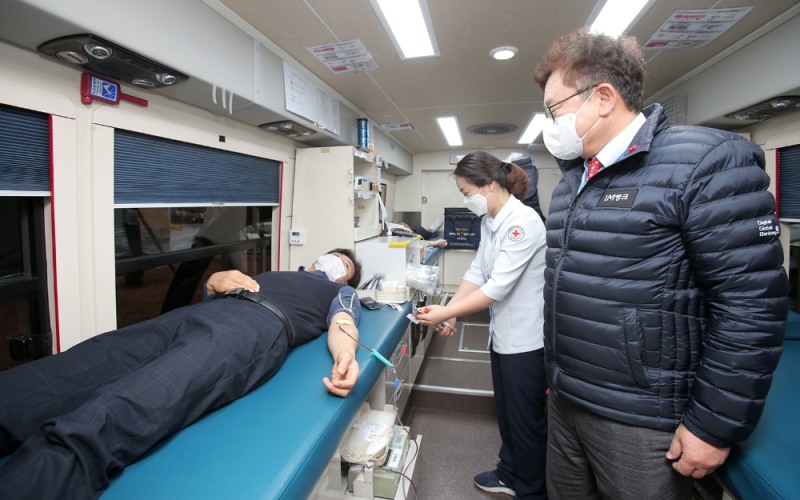 임성훈 대구은행장이 헌혈에 동참한 직원을 격려하고 있다. /사진=DGB대구은행 제공