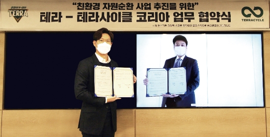 지난 3일 하이트진로 오성택 상무(왼쪽)와 테라사이클 한국지사 이지훈 본부장(오른쪽)이 참석해 업무협약을 체결했다. / 사진 = 하이트진로