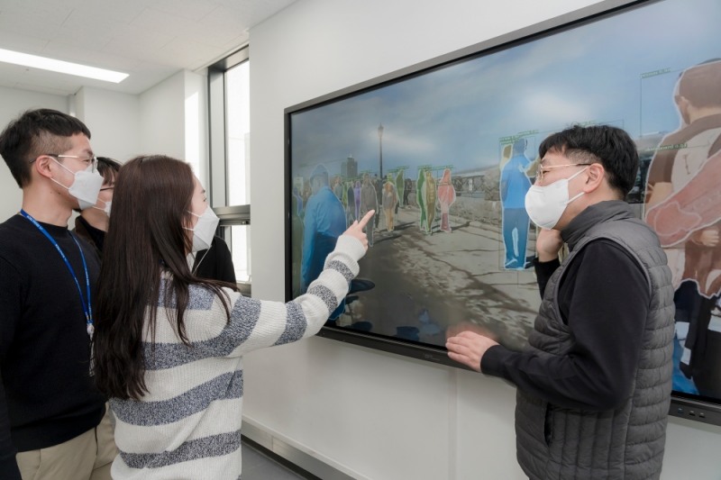 서울과기대 인공지능응용학과 학생들이 ICT를 활용한 응용기술 실습에 참여하고 있다. 사진=KT