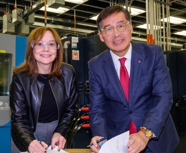 2019년 12월6일 신학철 LG화학 부회장(오른쪽)이 메리 바라 GM 회장과 미국 오하이오주 배터리셀 합작공장 투자 계약을 체결하며 기념촬영을 하고 있다. 사진=LG화학.